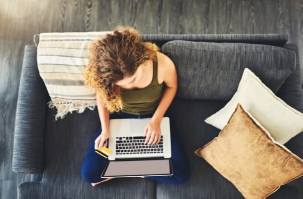 Mulher usando o notebook para uma sessão de terapia online