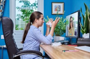 Mulher conversando com a psicóloga durante terapia online em Fortaleza.