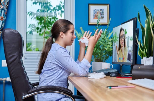 Mulher conversando com a psicóloga durante terapia online em Fortaleza.