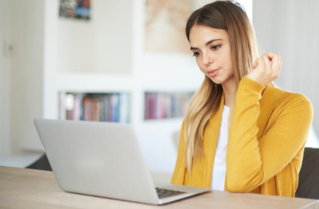 Jovem mulher fazendo sessão de terapia online em Belém.