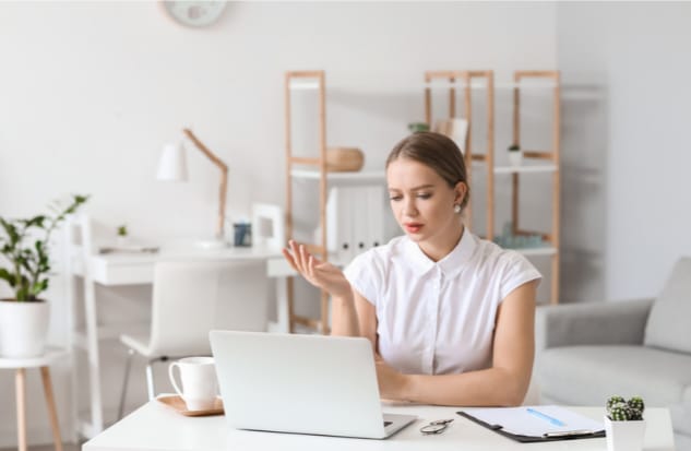 Mulher jovem durante sessão de terapia online em Belo Horizonte.