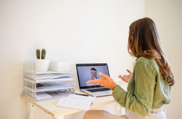 Mulher fazendo terapia online em Manaus.