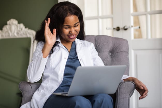 Mulher jovem durante sessão de terapia online em Recife.