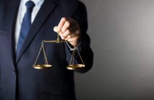 Balança representando a justiça e o trabalho do advogado preço popular.
