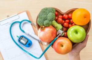 Cesta com alimentos saudáveis e um receituário, representando o serviço de um nutricionista online.