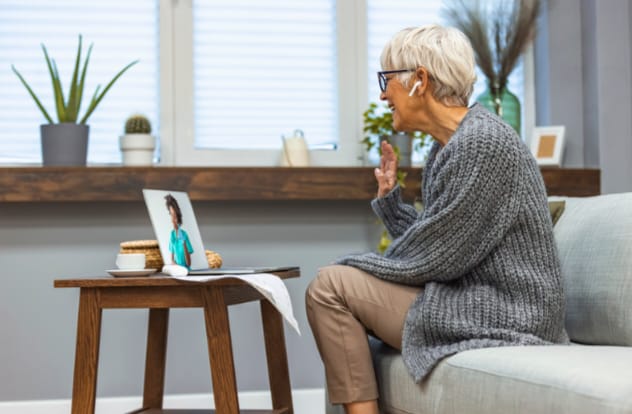 Senhora usando um laptop para sessão de saúde mental online.