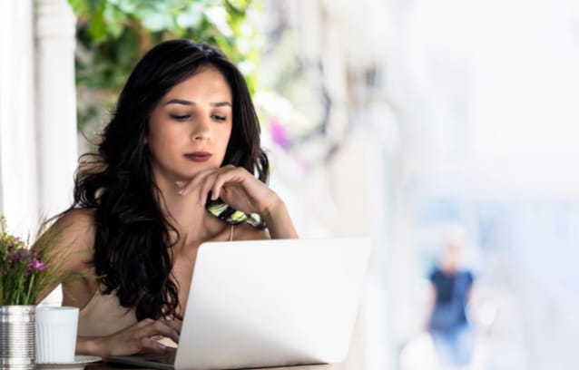 Mulher em sessão de terapia online em Cuiabá.