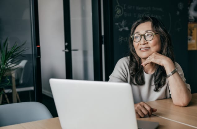 Mulher usando um laptop para fazer uma sessão de terapia online em Teresina.