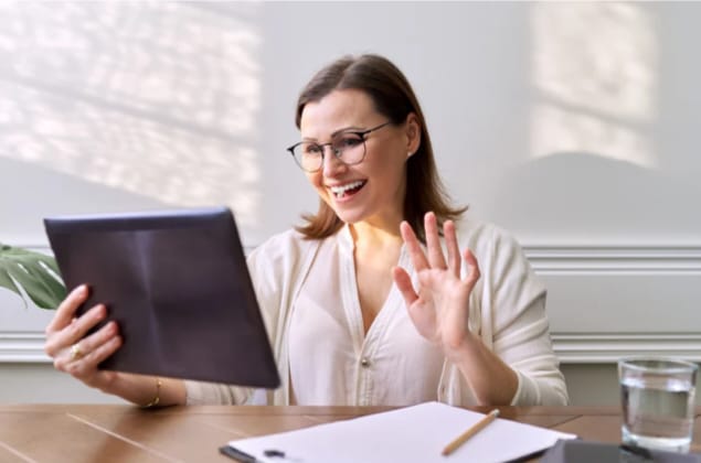 Mulher durante sessão de coach online para mentoria de carreira.