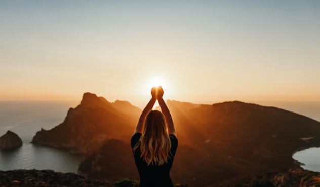 Mulher recebendo a energia do sol depois de passar com terapeuta de registros akáshicos online.