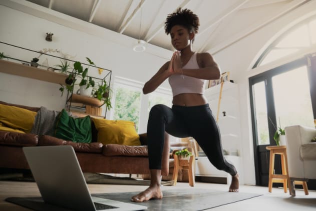 Mulher praticando yoga online.