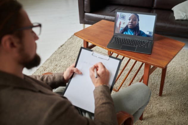 Homem em sessão de terapia online em Aracaju.