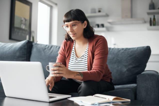 Mulher em sessão de terapia online em São Luís.