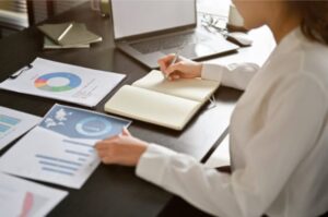 Consultor financeiro online trabalhando em relatórios e análises.