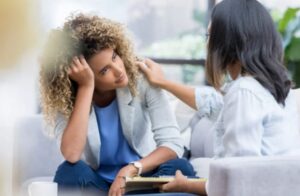 Mulheres discutindo a NR1 e a saúde mental nas empresas.