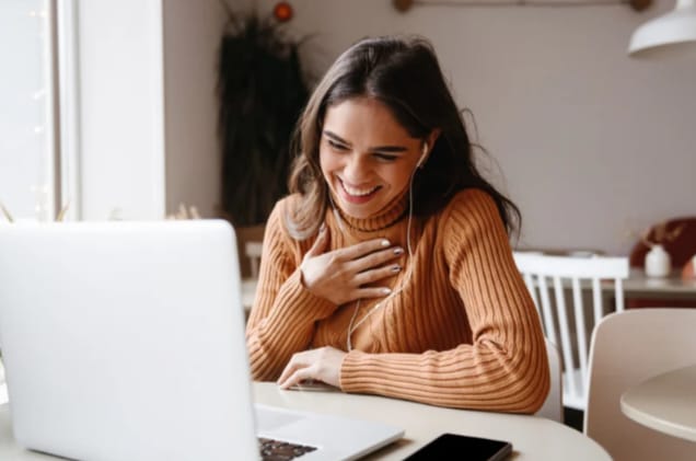 Mulher em sessão de PNL Online.