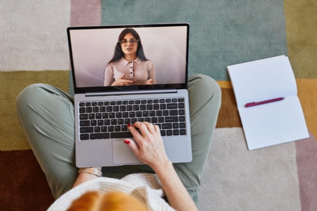 Tela do computador mostrando uma sessão de terapia online em Palmas.