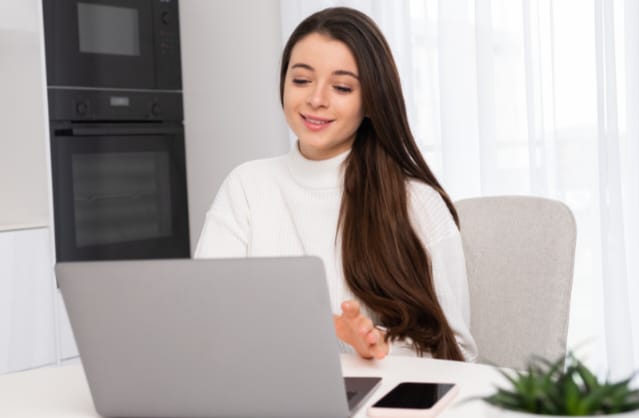 Jovem mulher durante sessão de terapia online em Porto Velho.