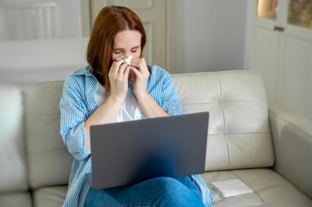 Mulher emocionada durante sessão de terapia online em Rio Branco.