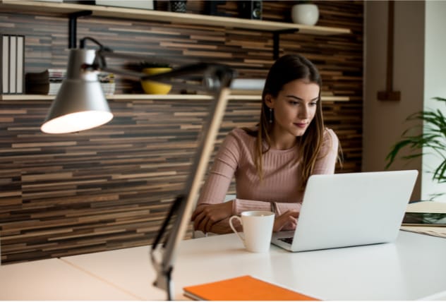 Mulher em sessão com psicólogo online em Curitiba.