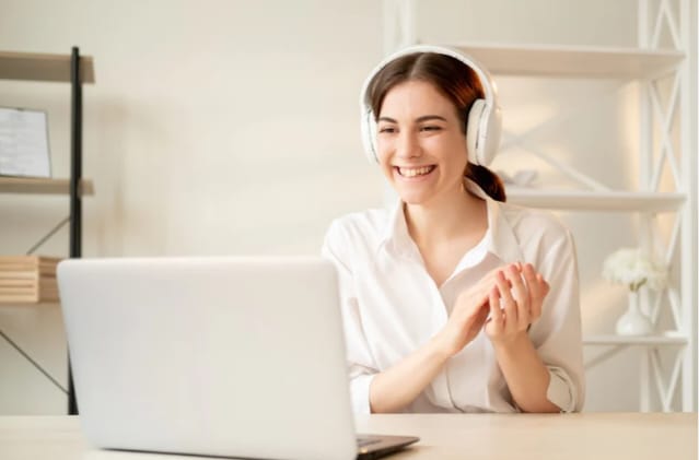 Mulher durante sessão com psicólogo online em Brasília.