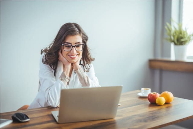 Mulher em sessão com psicólogo online em São Paulo.