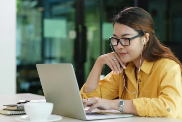 Mulher em sessão com psicólogo online em Recife.