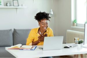 Mulher em sessão com psicólogo online em Salvador.