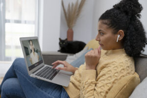 Mulher jovem em sessão com psicólogo online em Campo Grande.