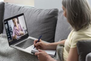 Senhora durante sessão com psicólogo online em João Pessoa.