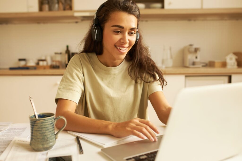 Mulher em sessão com psicólogo online em Maceió.