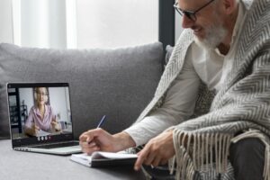 Homem em sessão com psicólogo online em Teresina.