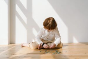 Criança com sinais de autismo.