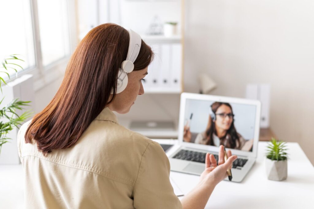 Mulher em sessão com psicólogo online em Natal.