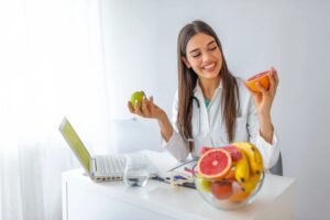 Nutricionista falando sobre nutrição e dieta.