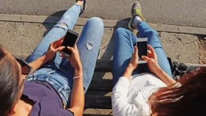 Os perigos do excesso de conteúdo digital em adolescentes