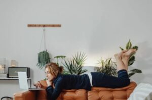 Terapeuta online e mesa apométrica