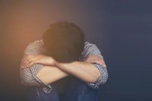 Homem em reflexão representa o debate sobre mortes por suicídio masculina