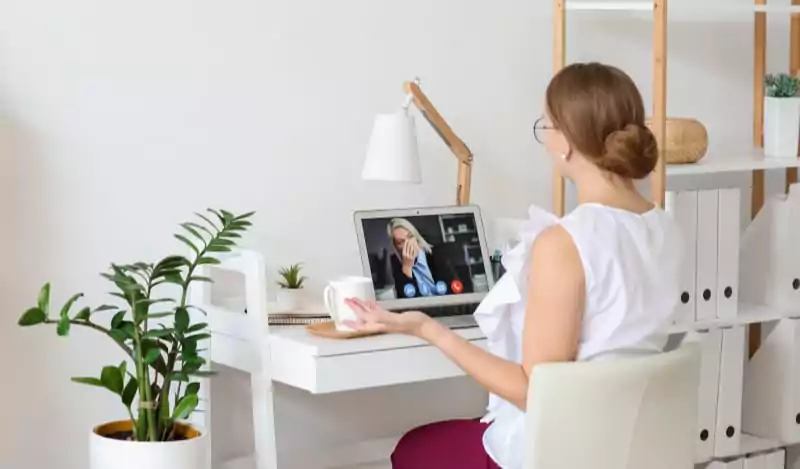Terapeuta atendendo uma consulta de terapia online pelo computador.