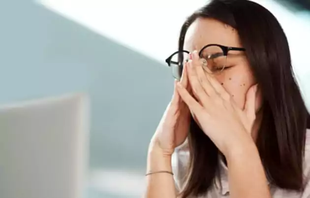 Mulher com aparência cansada, com gatilhos emocionais ativados.