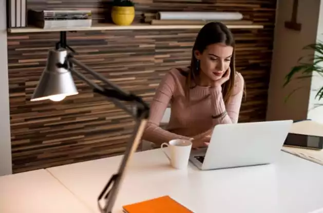 Mulher em frente ao computador fazendo sessão de terapia online em São Paulo.