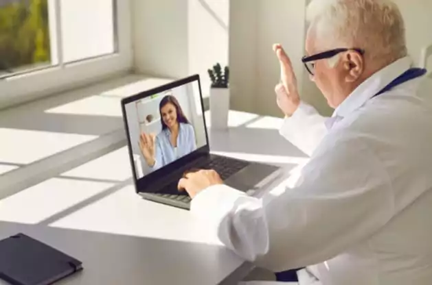 Homem idoso usando o notebook para fazer sessão com psicólogo online